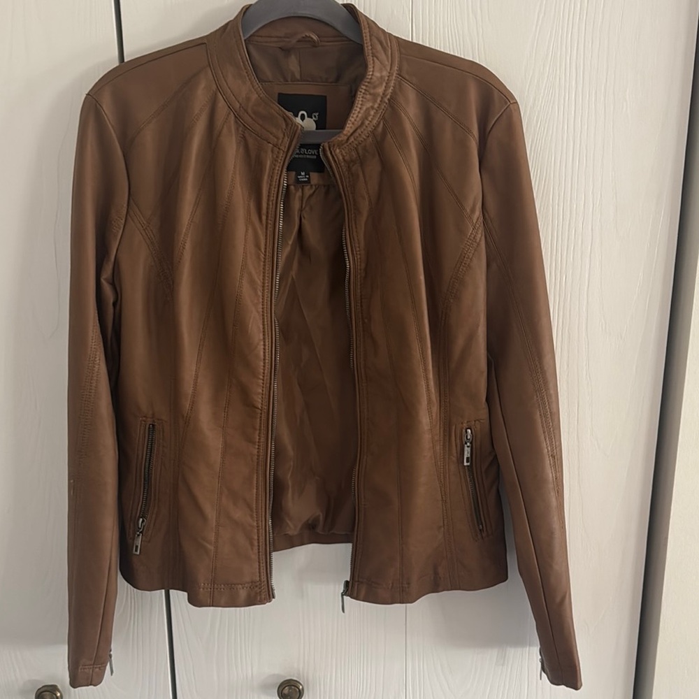 Brown Leather Jacket with Stand-Up Collar and Fitted Silhouette